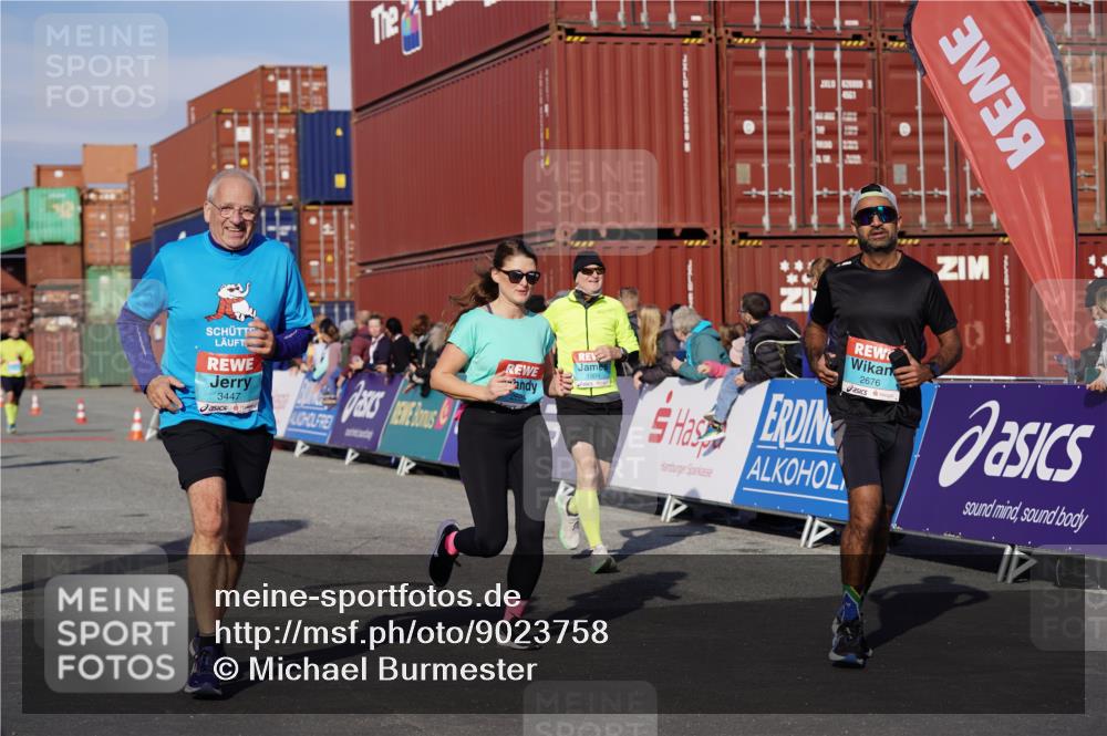03.10.2025 - Köhlbrandbrückenlauf Michael Burmester http://msf.ph/oto/9023758 03.10.2025 10:26:10 Ziel 1904, 2284, 2676, 2681, 3149, 3447, 3555, 3586 meine-sportfotos.de
