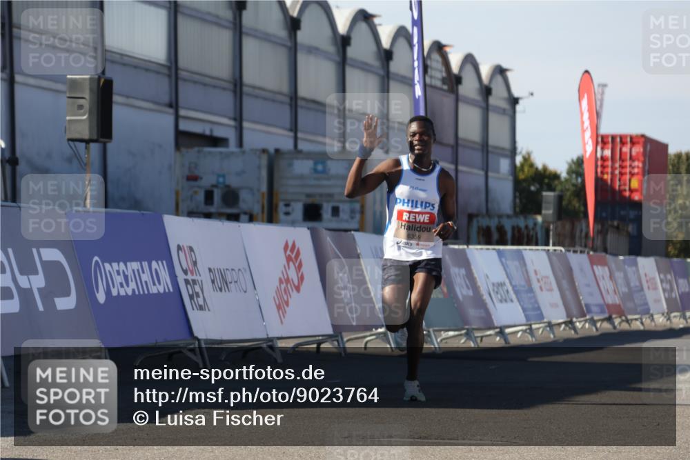 03.10.2025 - Köhlbrandbrückenlauf Luisa Fischer http://msf.ph/oto/9023764 03.10.2025 12:48:25 Ziel 6359 meine-sportfotos.de