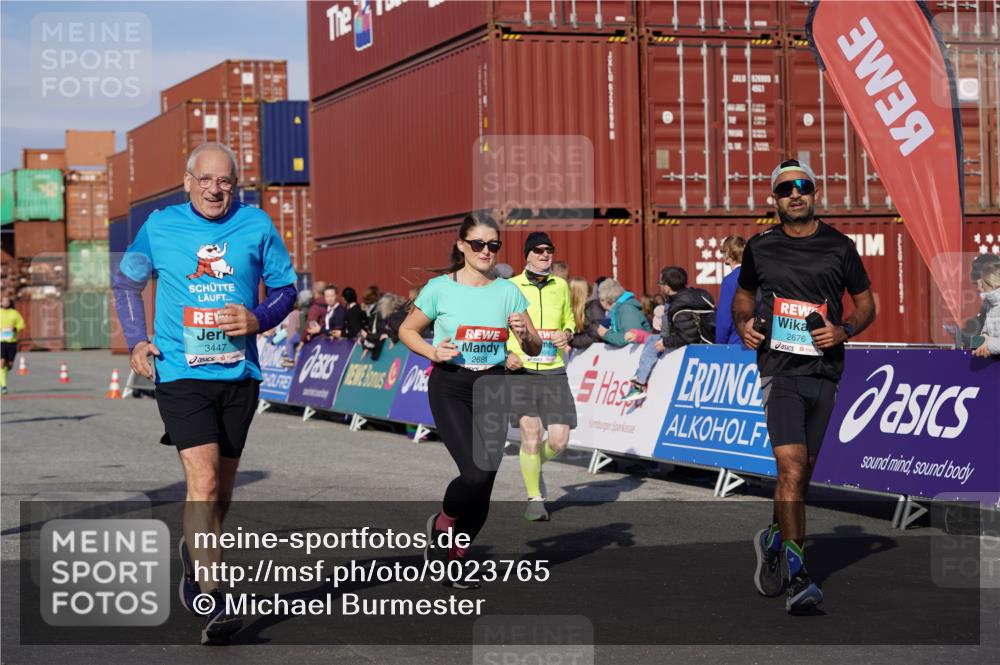 03.10.2025 - Köhlbrandbrückenlauf Michael Burmester http://msf.ph/oto/9023765 03.10.2025 10:26:10 Ziel 1904, 2284, 2676, 2681, 3149, 3447, 3555, 3586 meine-sportfotos.de