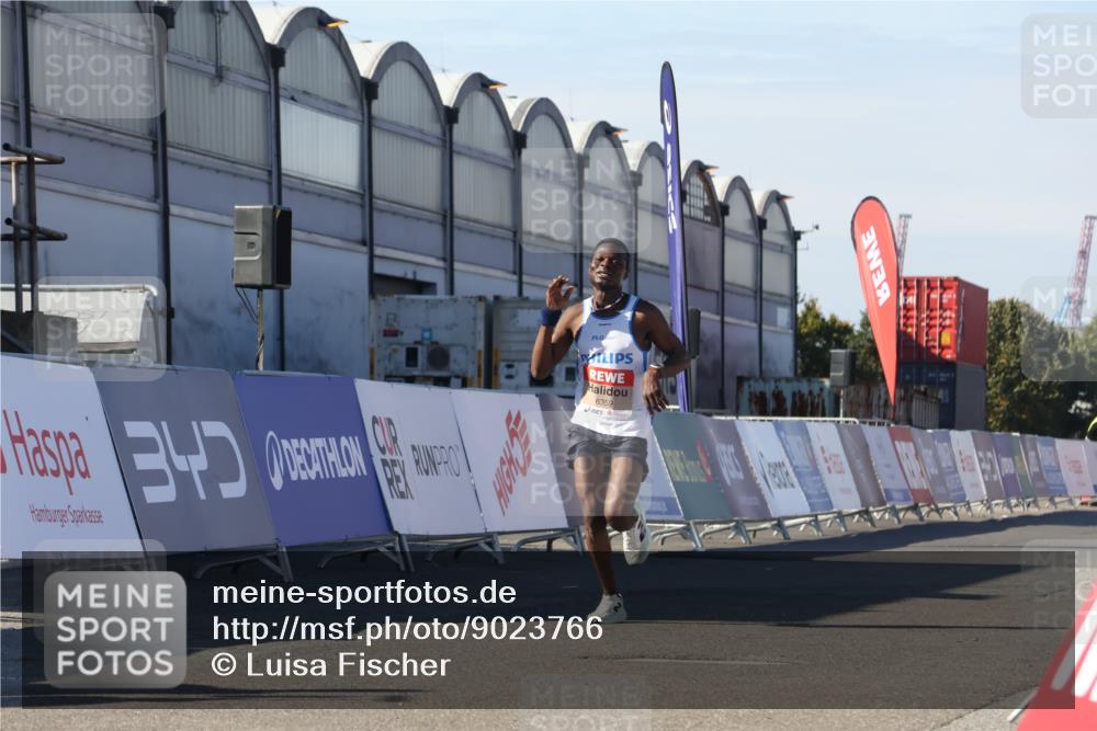 03.10.2025 - Köhlbrandbrückenlauf Luisa Fischer http://msf.ph/oto/9023766 03.10.2025 12:48:25 Ziel 6359 meine-sportfotos.de
