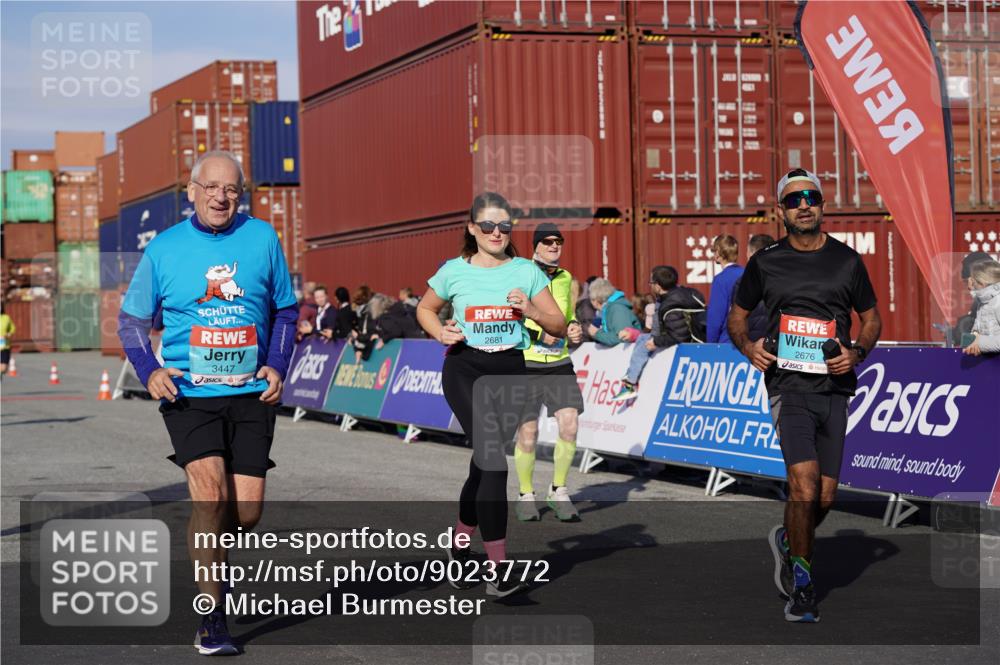 03.10.2025 - Köhlbrandbrückenlauf Michael Burmester http://msf.ph/oto/9023772 03.10.2025 10:26:11 Ziel 1904, 2284, 2676, 2681, 3149, 3447, 3555 meine-sportfotos.de