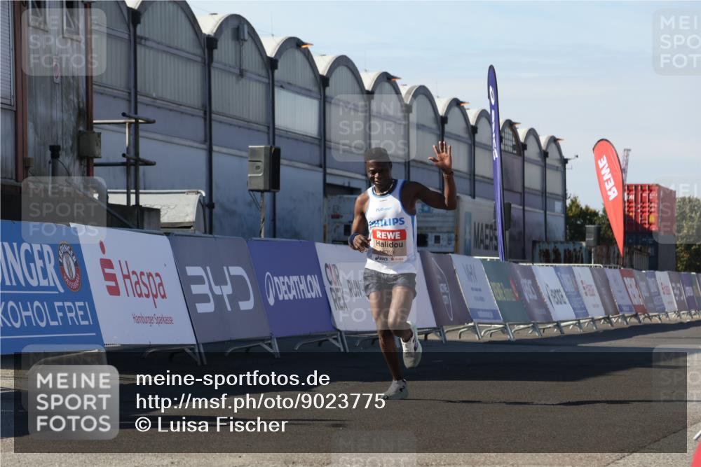 03.10.2025 - Köhlbrandbrückenlauf Luisa Fischer http://msf.ph/oto/9023775 03.10.2025 12:48:26 Ziel 6359 meine-sportfotos.de