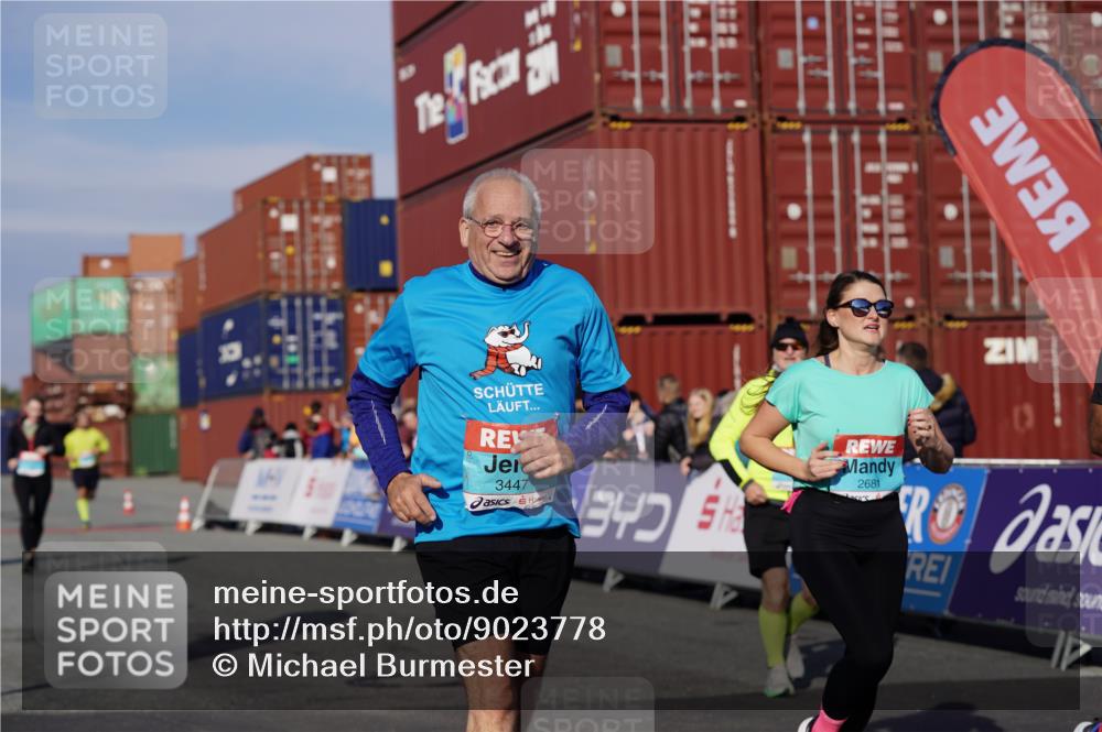 03.10.2025 - Köhlbrandbrückenlauf Michael Burmester http://msf.ph/oto/9023778 03.10.2025 10:26:11 Ziel 1904, 2284, 2676, 2681, 3149, 3447, 3555 meine-sportfotos.de