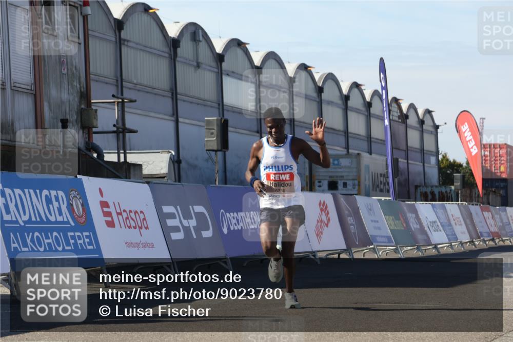 03.10.2025 - Köhlbrandbrückenlauf Luisa Fischer http://msf.ph/oto/9023780 03.10.2025 12:48:26 Ziel 6359 meine-sportfotos.de