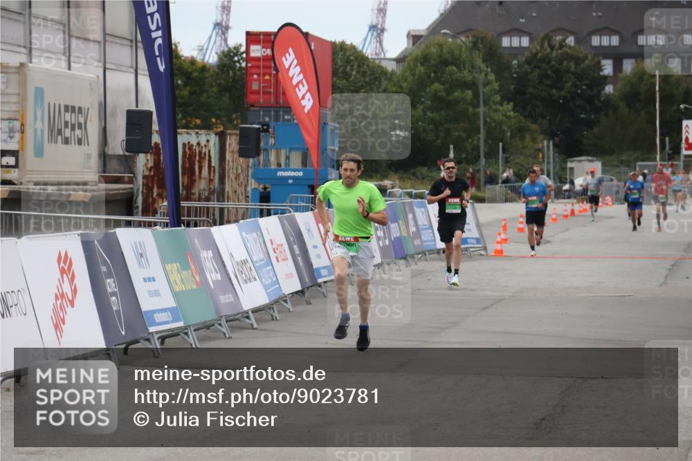 03.10.2025 - Köhlbrandbrückenlauf Julia Fischer http://msf.ph/oto/9023781 03.10.2025 15:54:30 Ziel 7072, 7123 meine-sportfotos.de