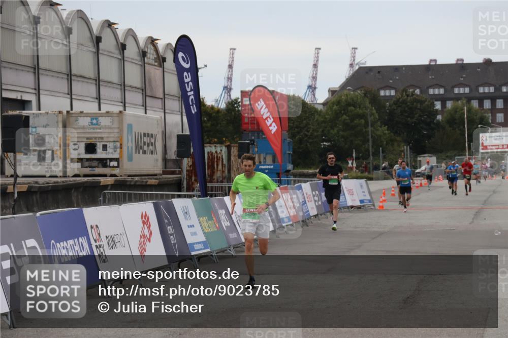 03.10.2025 - Köhlbrandbrückenlauf Julia Fischer http://msf.ph/oto/9023785 03.10.2025 15:54:32 Ziel 7072, 7123 meine-sportfotos.de