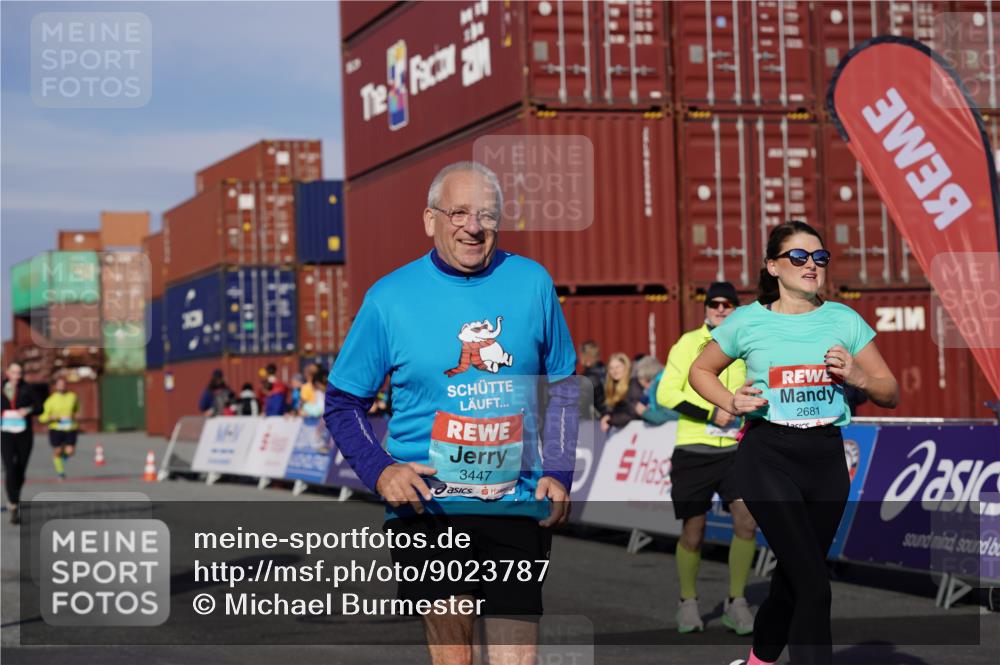 03.10.2025 - Köhlbrandbrückenlauf Michael Burmester http://msf.ph/oto/9023787 03.10.2025 10:26:11 Ziel 1904, 2284, 2676, 2681, 3149, 3447, 3555 meine-sportfotos.de