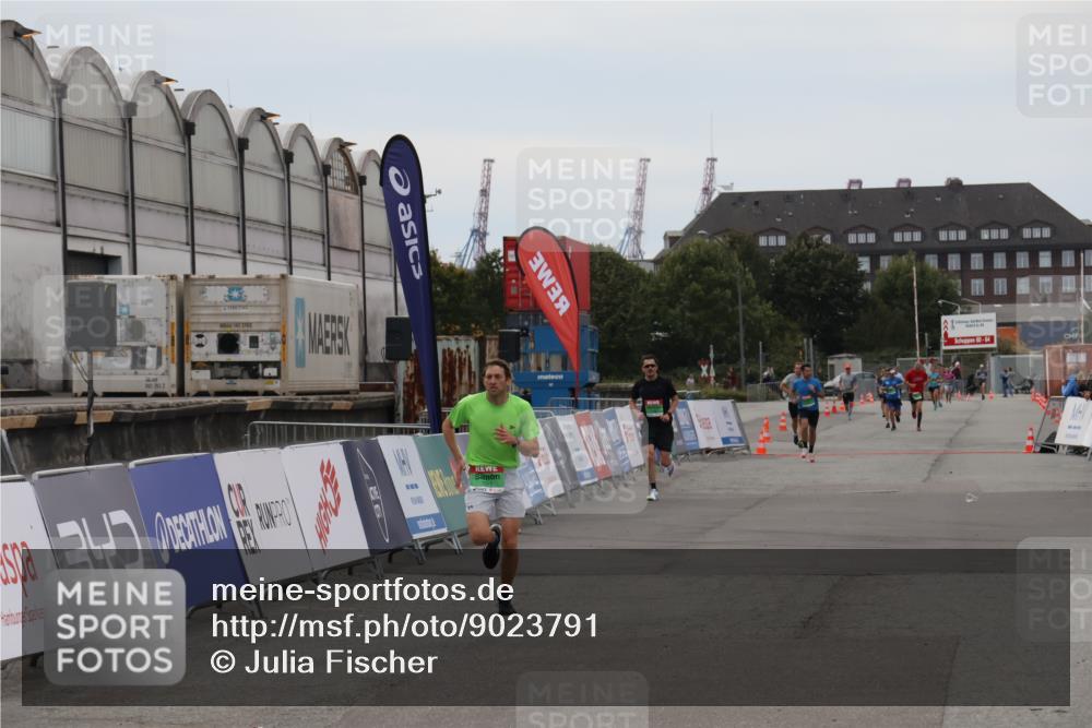 03.10.2025 - Köhlbrandbrückenlauf Julia Fischer http://msf.ph/oto/9023791 03.10.2025 15:54:32 Ziel 7072, 7123 meine-sportfotos.de
