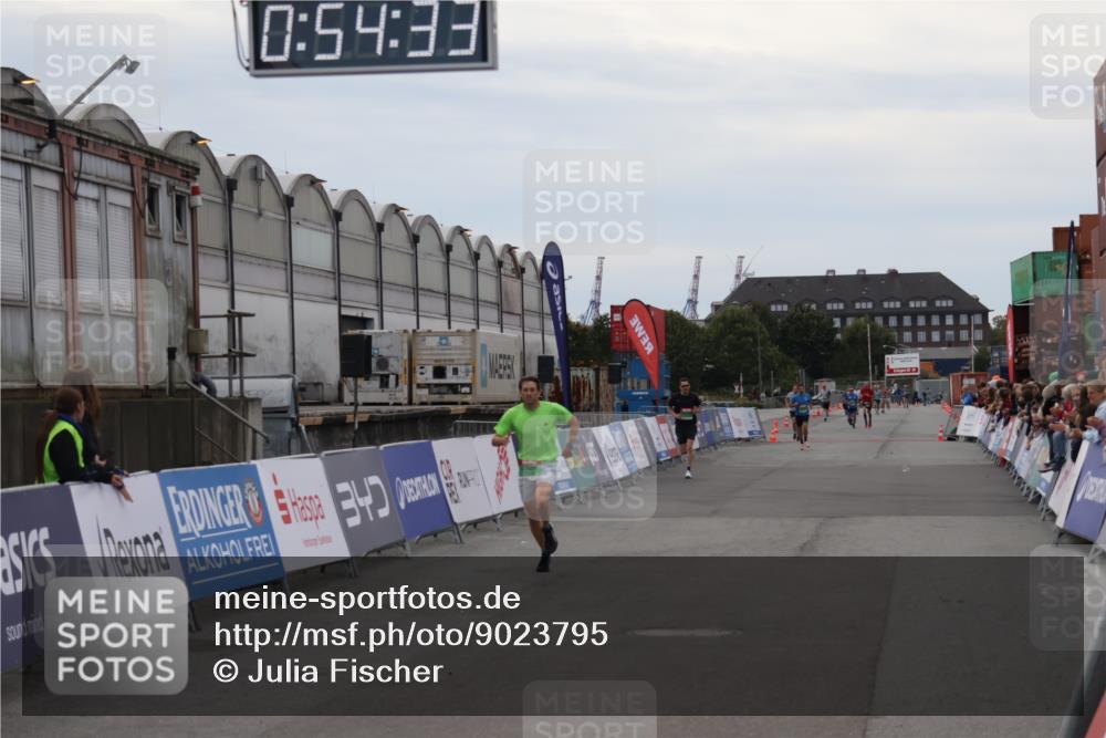 03.10.2025 - Köhlbrandbrückenlauf Julia Fischer http://msf.ph/oto/9023795 03.10.2025 15:54:33 Ziel 7072, 7123 meine-sportfotos.de