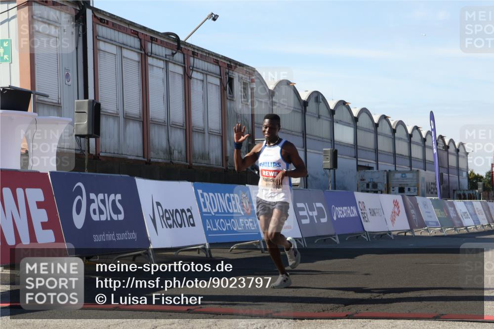 03.10.2025 - Köhlbrandbrückenlauf Luisa Fischer http://msf.ph/oto/9023797 03.10.2025 12:48:27 Ziel 6359 meine-sportfotos.de