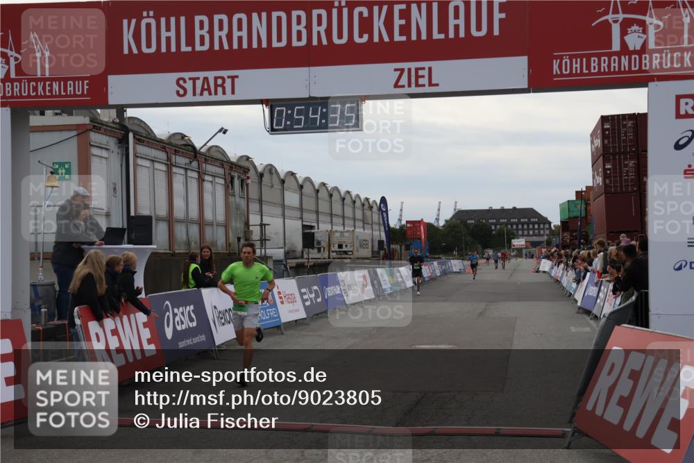 03.10.2025 - Köhlbrandbrückenlauf Julia Fischer http://msf.ph/oto/9023805 03.10.2025 15:54:35 Ziel 7072 meine-sportfotos.de
