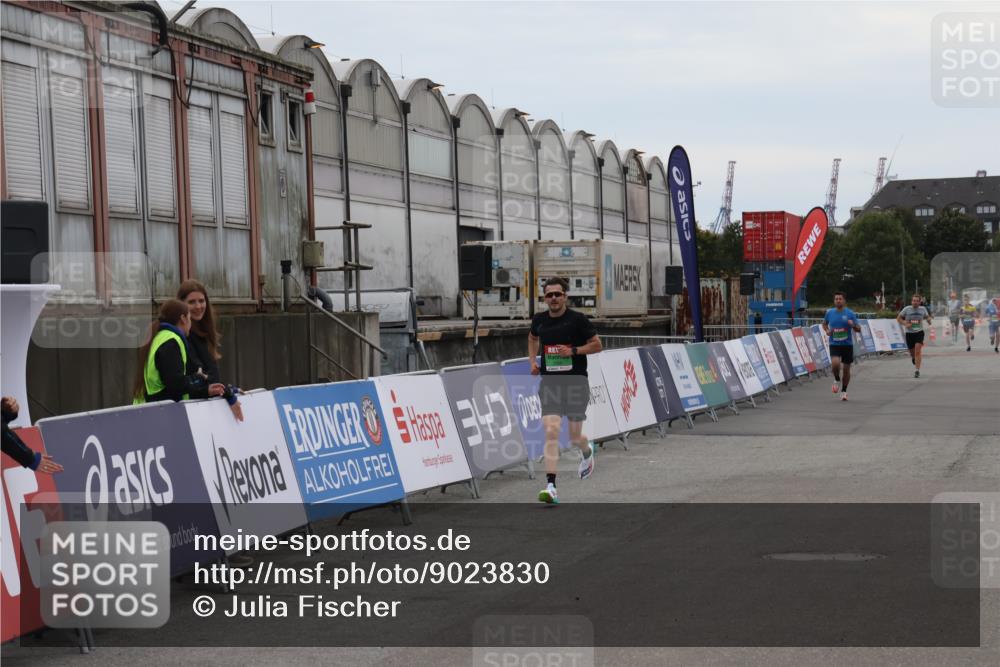 03.10.2025 - Köhlbrandbrückenlauf Julia Fischer http://msf.ph/oto/9023830 03.10.2025 15:54:40 Ziel 7026, 7072 meine-sportfotos.de