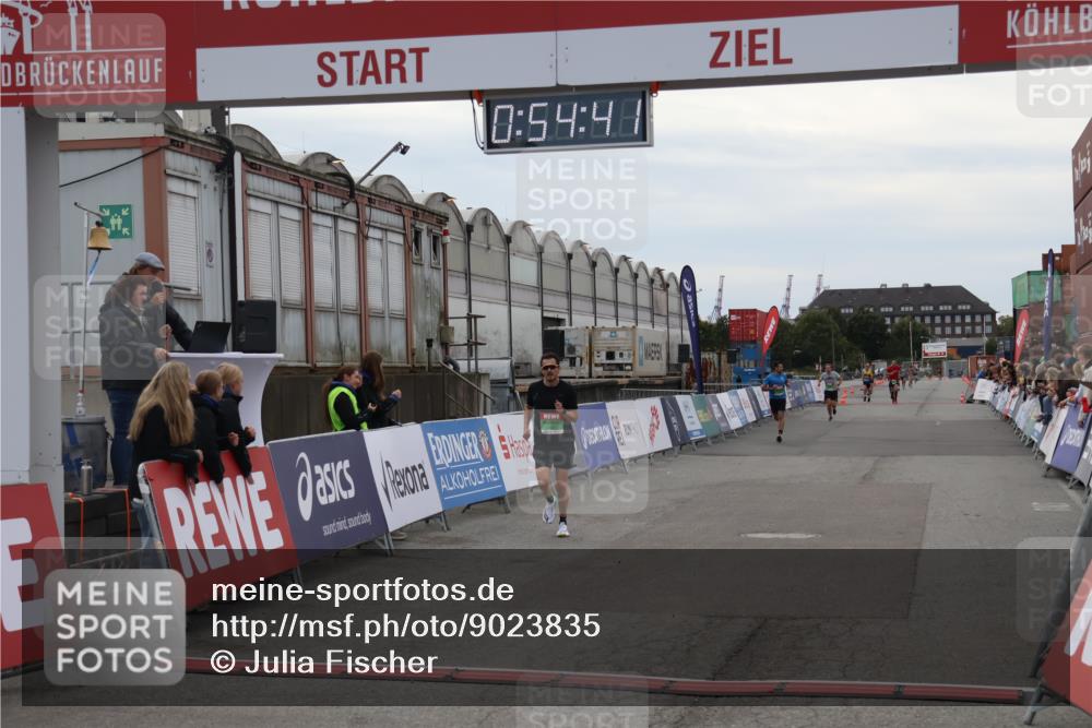 03.10.2025 - Köhlbrandbrückenlauf Julia Fischer http://msf.ph/oto/9023835 03.10.2025 15:54:41 Ziel 7026, 7072 meine-sportfotos.de