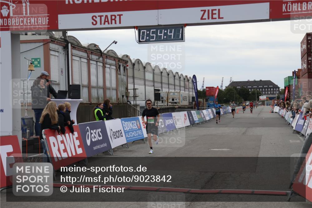 03.10.2025 - Köhlbrandbrückenlauf Julia Fischer http://msf.ph/oto/9023842 03.10.2025 15:54:41 Ziel 7026, 7072 meine-sportfotos.de