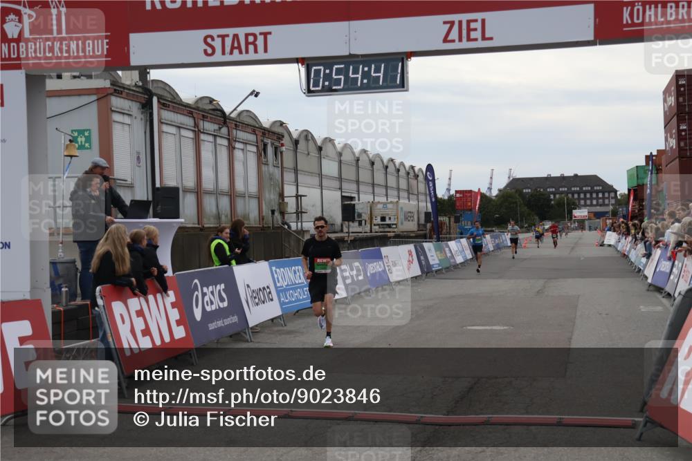 03.10.2025 - Köhlbrandbrückenlauf Julia Fischer http://msf.ph/oto/9023846 03.10.2025 15:54:42 Ziel 7026, 7068, 7072 meine-sportfotos.de