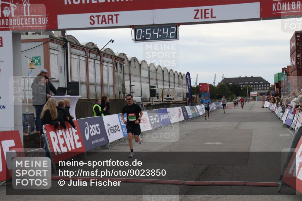 03.10.2025 - Köhlbrandbrückenlauf Julia Fischer http://msf.ph/oto/9023850 03.10.2025 15:54:42 Ziel 7026, 7068, 7072 meine-sportfotos.de