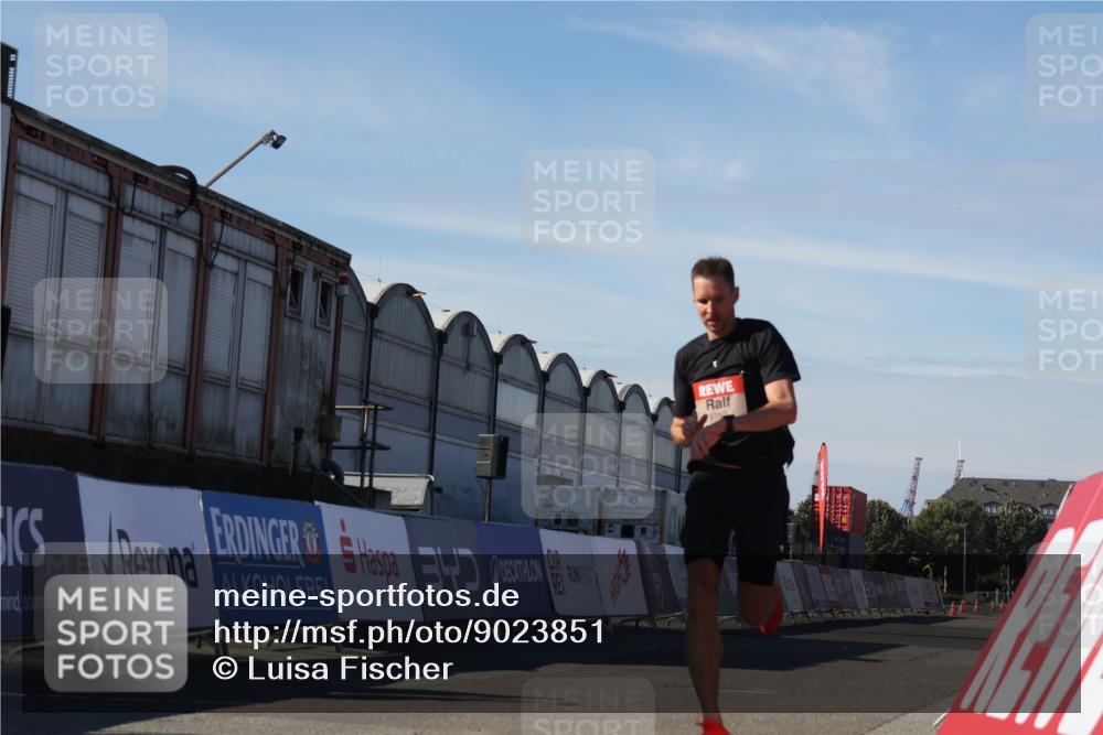 03.10.2025 - Köhlbrandbrückenlauf Luisa Fischer http://msf.ph/oto/9023851 03.10.2025 12:48:59 Ziel 5797, 6240 meine-sportfotos.de