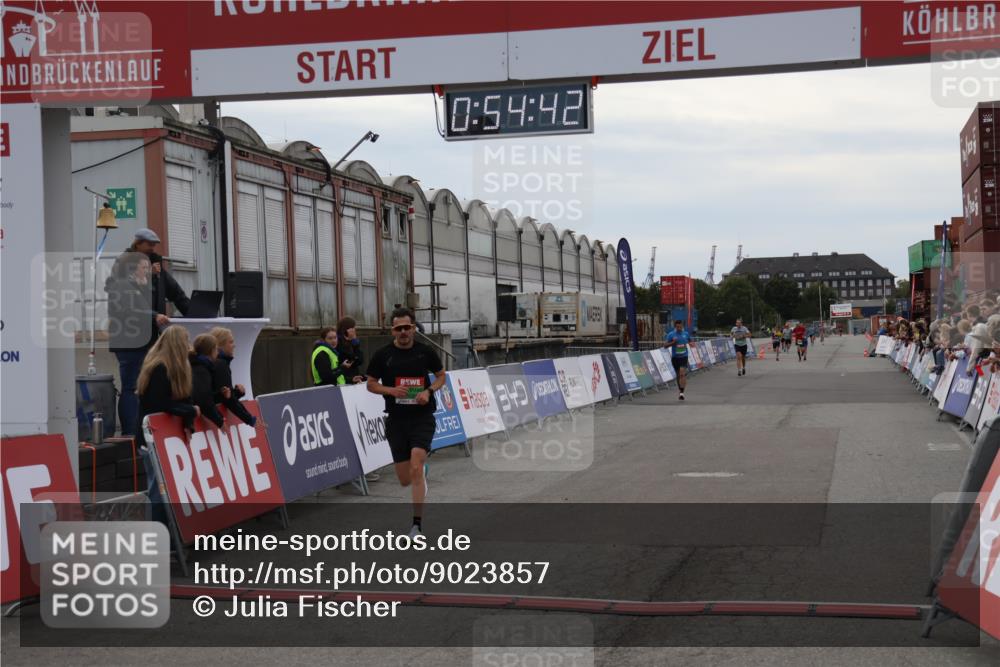 03.10.2025 - Köhlbrandbrückenlauf Julia Fischer http://msf.ph/oto/9023857 03.10.2025 15:54:42 Ziel 7026, 7068, 7072 meine-sportfotos.de