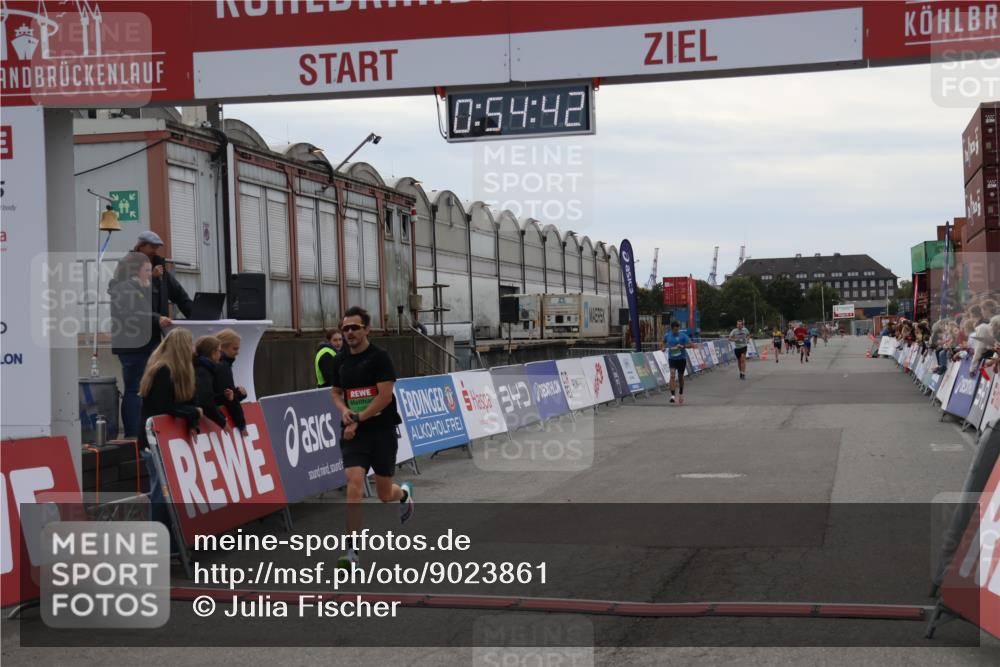 03.10.2025 - Köhlbrandbrückenlauf Julia Fischer http://msf.ph/oto/9023861 03.10.2025 15:54:43 Ziel 7026, 7068, 7072 meine-sportfotos.de