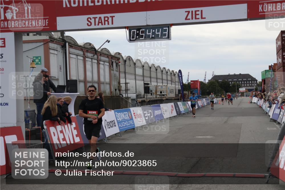 03.10.2025 - Köhlbrandbrückenlauf Julia Fischer http://msf.ph/oto/9023865 03.10.2025 15:54:43 Ziel 7026, 7068, 7072 meine-sportfotos.de