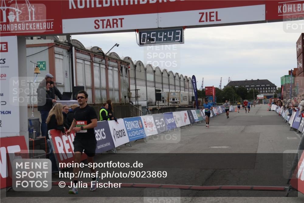 03.10.2025 - Köhlbrandbrückenlauf Julia Fischer http://msf.ph/oto/9023869 03.10.2025 15:54:43 Ziel 7026, 7068, 7072 meine-sportfotos.de
