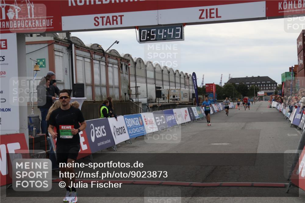 03.10.2025 - Köhlbrandbrückenlauf Julia Fischer http://msf.ph/oto/9023873 03.10.2025 15:54:44 Ziel 7026, 7068, 7072 meine-sportfotos.de