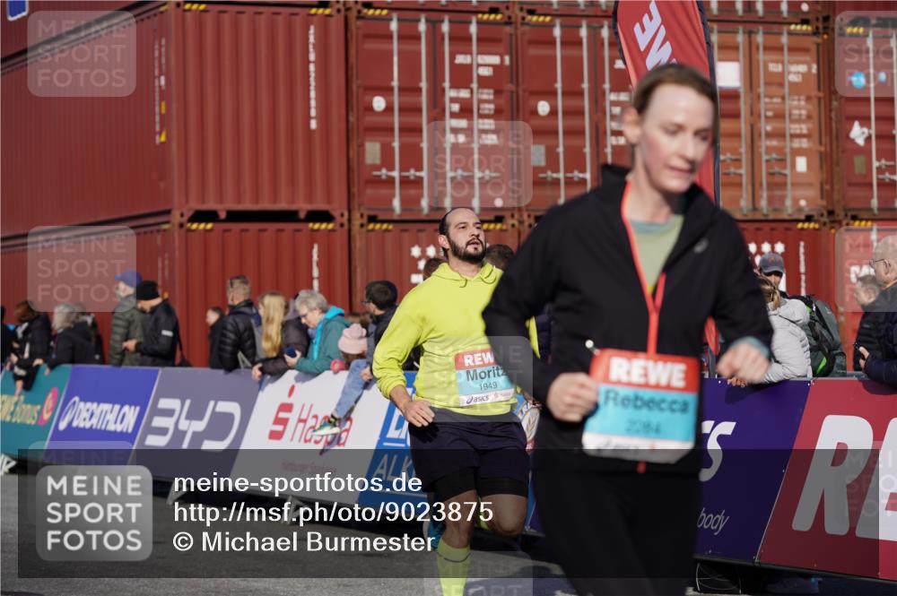 03.10.2025 - Köhlbrandbrückenlauf Michael Burmester http://msf.ph/oto/9023875 03.10.2025 10:26:18 Ziel 1209, 1949, 2284, 2614, 2925, 3149 meine-sportfotos.de