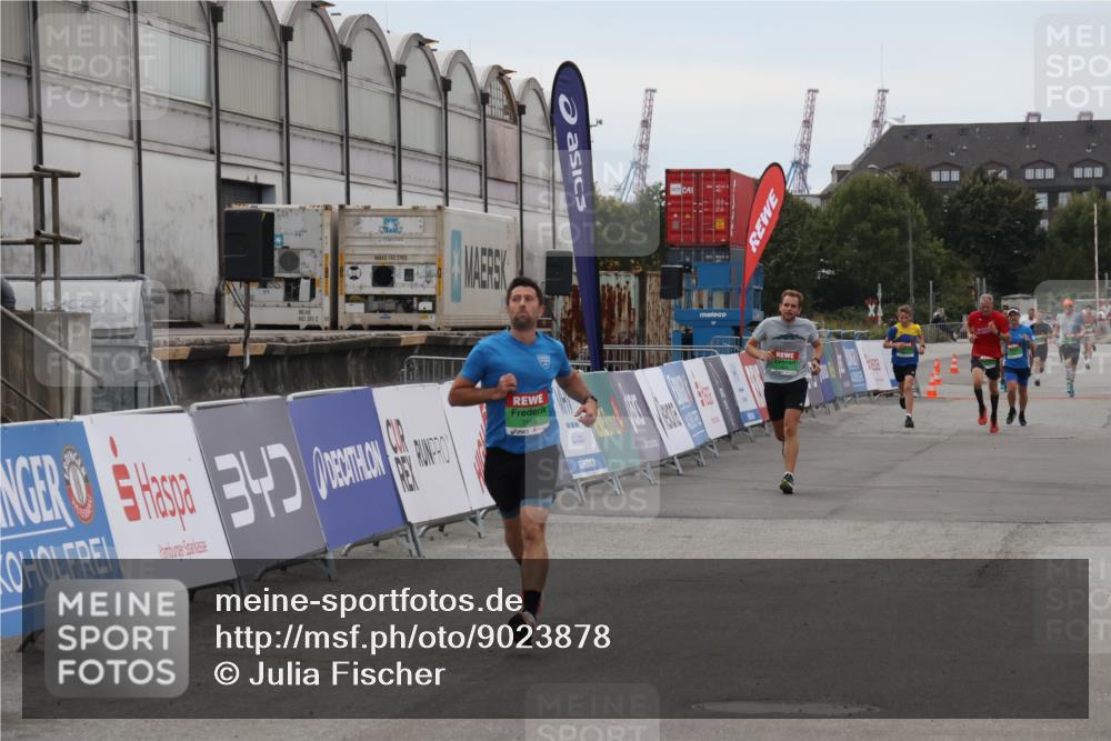 03.10.2025 - Köhlbrandbrückenlauf Julia Fischer http://msf.ph/oto/9023878 03.10.2025 15:54:46 Ziel 7026, 7068, 7072 meine-sportfotos.de
