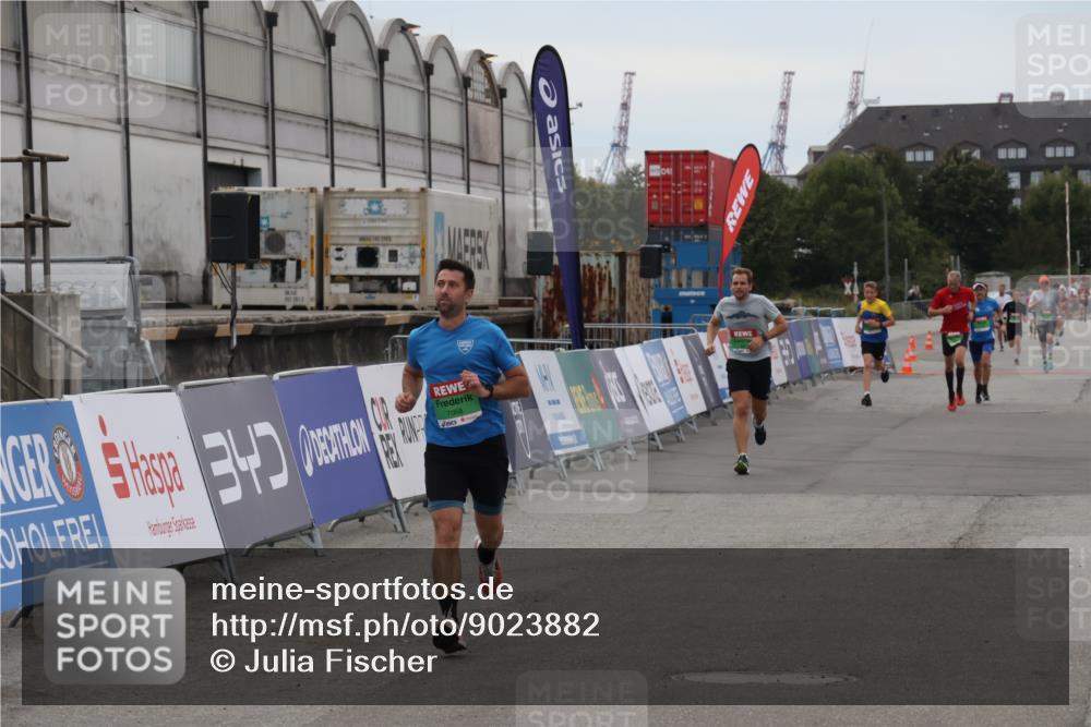 03.10.2025 - Köhlbrandbrückenlauf Julia Fischer http://msf.ph/oto/9023882 03.10.2025 15:54:46 Ziel 7026, 7068, 7072 meine-sportfotos.de
