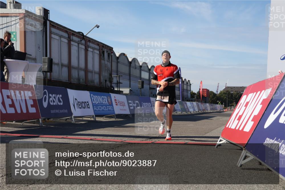 03.10.2025 - Köhlbrandbrückenlauf Luisa Fischer http://msf.ph/oto/9023887 03.10.2025 12:49:16 Ziel 6514 meine-sportfotos.de