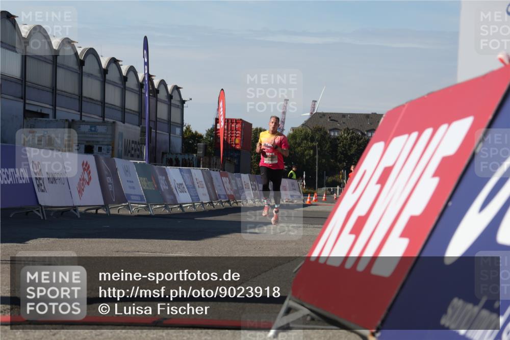 03.10.2025 - Köhlbrandbrückenlauf Luisa Fischer http://msf.ph/oto/9023918 03.10.2025 12:49:30 Ziel 6482 meine-sportfotos.de