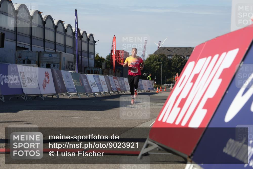 03.10.2025 - Köhlbrandbrückenlauf Luisa Fischer http://msf.ph/oto/9023921 03.10.2025 12:49:30 Ziel 6482 meine-sportfotos.de