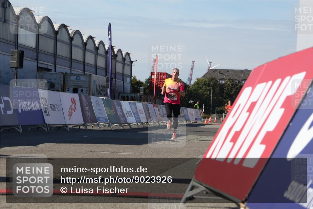 03.10.2025 - Köhlbrandbrückenlauf Luisa Fischer http://msf.ph/oto/9023926 03.10.2025 12:49:30 Ziel 6482 meine-sportfotos.de
