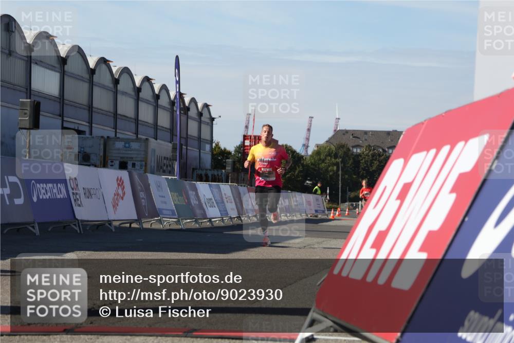 03.10.2025 - Köhlbrandbrückenlauf Luisa Fischer http://msf.ph/oto/9023930 03.10.2025 12:49:31 Ziel 6482 meine-sportfotos.de
