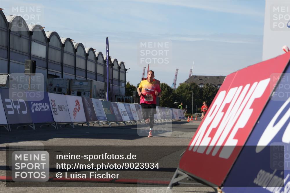 03.10.2025 - Köhlbrandbrückenlauf Luisa Fischer http://msf.ph/oto/9023934 03.10.2025 12:49:31 Ziel 6482 meine-sportfotos.de