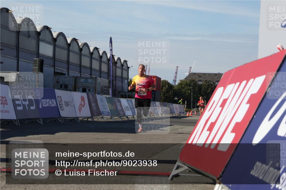 03.10.2025 - Köhlbrandbrückenlauf Luisa Fischer http://msf.ph/oto/9023938 03.10.2025 12:49:31 Ziel 6482 meine-sportfotos.de