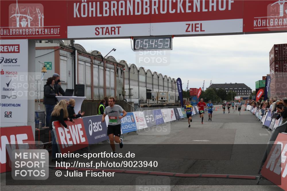 03.10.2025 - Köhlbrandbrückenlauf Julia Fischer http://msf.ph/oto/9023940 03.10.2025 15:54:53 Ziel 7068, 7809, 8872, 9481, 9590 meine-sportfotos.de