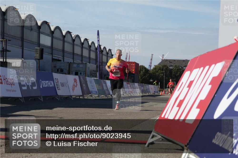 03.10.2025 - Köhlbrandbrückenlauf Luisa Fischer http://msf.ph/oto/9023945 03.10.2025 12:49:32 Ziel 6482 meine-sportfotos.de