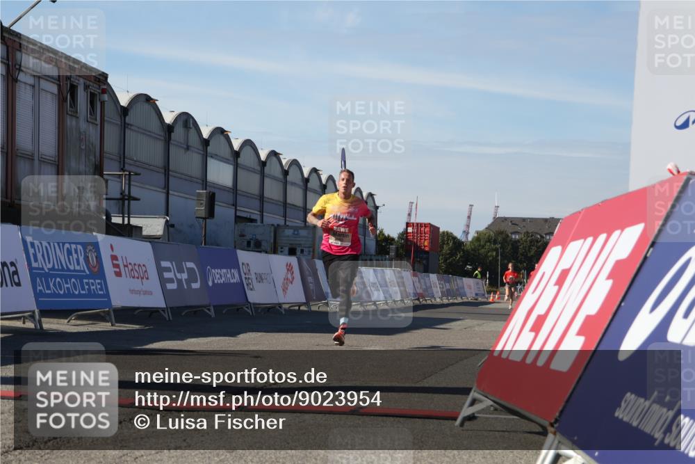 03.10.2025 - Köhlbrandbrückenlauf Luisa Fischer http://msf.ph/oto/9023954 03.10.2025 12:49:32 Ziel 6482 meine-sportfotos.de