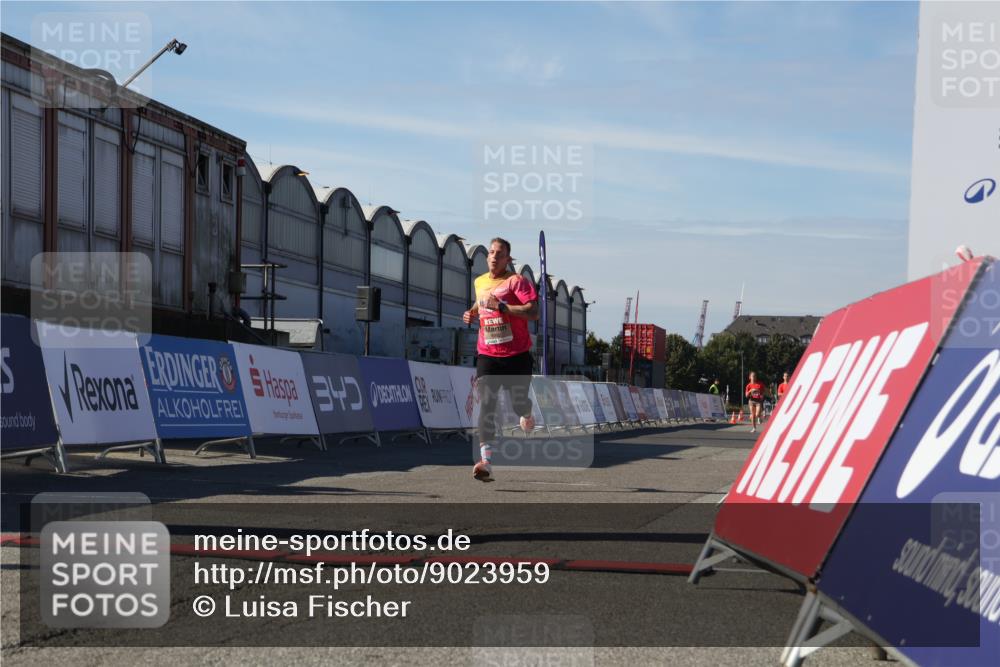 03.10.2025 - Köhlbrandbrückenlauf Luisa Fischer http://msf.ph/oto/9023959 03.10.2025 12:49:33 Ziel 6482 meine-sportfotos.de