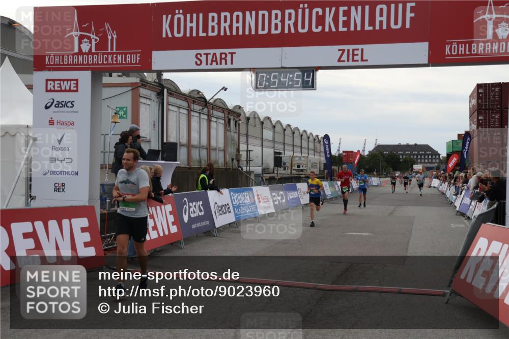 03.10.2025 - Köhlbrandbrückenlauf Julia Fischer http://msf.ph/oto/9023960 03.10.2025 15:54:54 Ziel 7068, 7809, 8872, 9481, 9590 meine-sportfotos.de