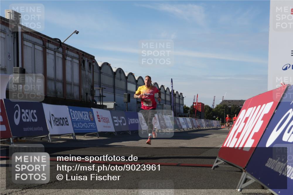 03.10.2025 - Köhlbrandbrückenlauf Luisa Fischer http://msf.ph/oto/9023961 03.10.2025 12:49:33 Ziel 6482 meine-sportfotos.de