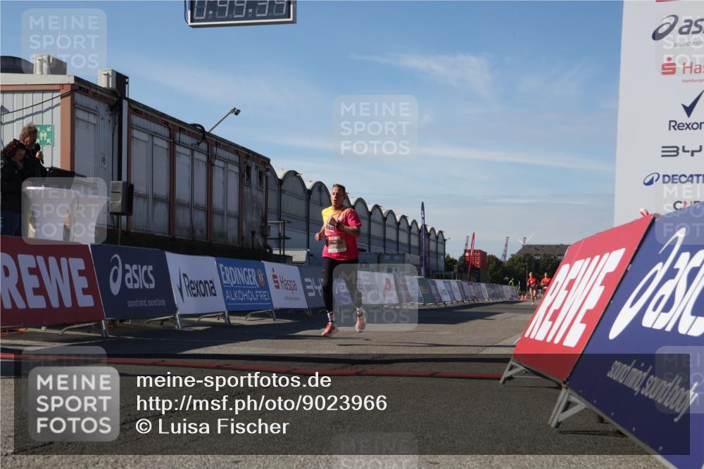 03.10.2025 - Köhlbrandbrückenlauf Luisa Fischer http://msf.ph/oto/9023966 03.10.2025 12:49:33 Ziel 6482 meine-sportfotos.de