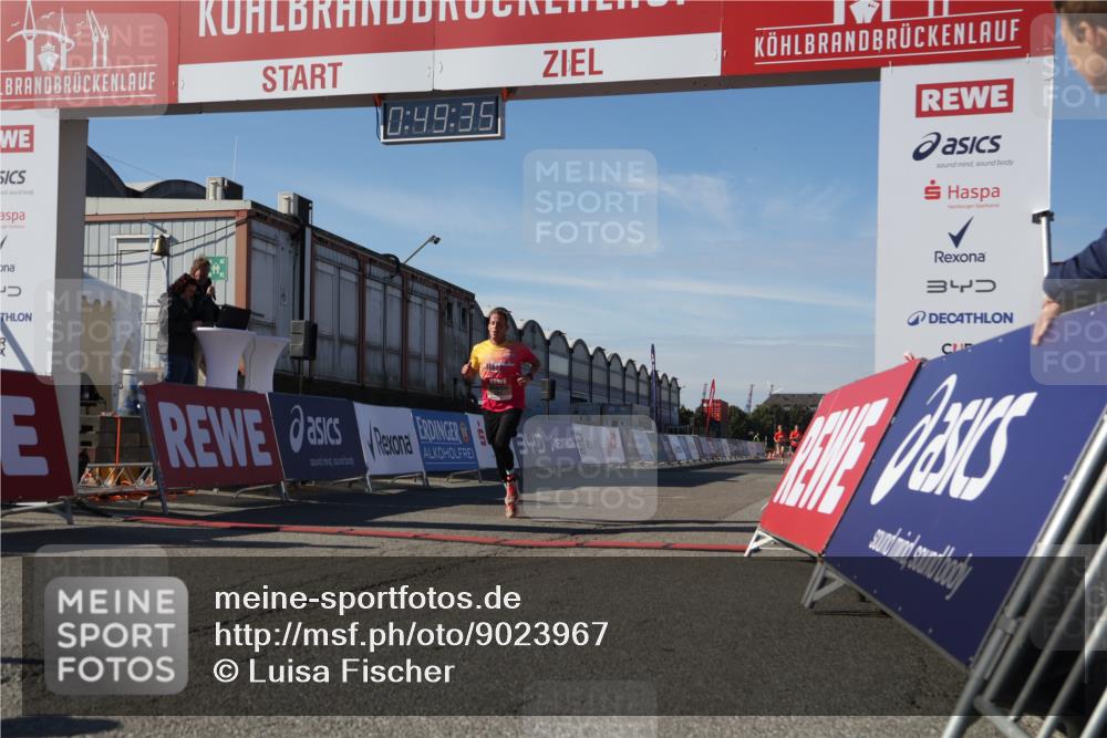 03.10.2025 - Köhlbrandbrückenlauf Luisa Fischer http://msf.ph/oto/9023967 03.10.2025 12:49:34 Ziel 6482 meine-sportfotos.de