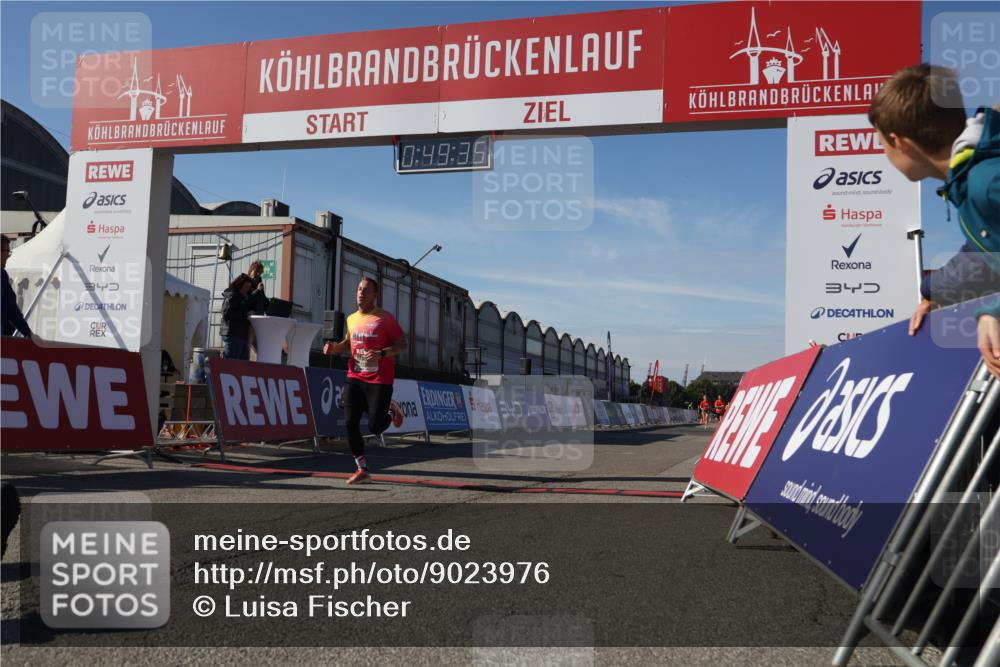 03.10.2025 - Köhlbrandbrückenlauf Luisa Fischer http://msf.ph/oto/9023976 03.10.2025 12:49:34 Ziel 6482 meine-sportfotos.de