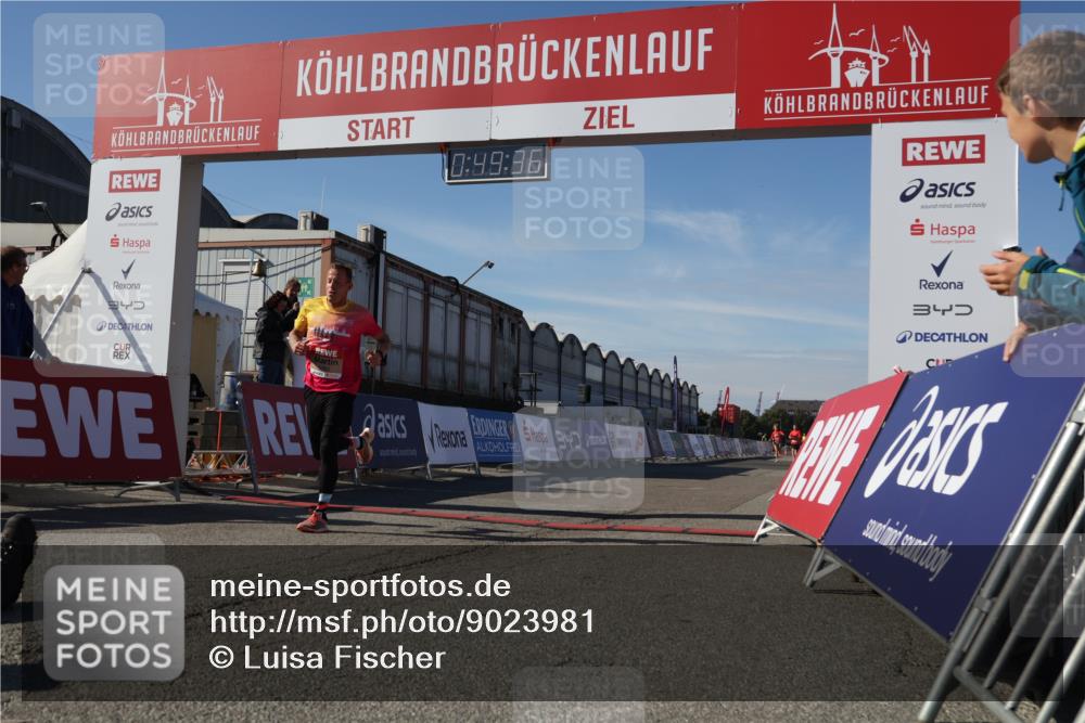 03.10.2025 - Köhlbrandbrückenlauf Luisa Fischer http://msf.ph/oto/9023981 03.10.2025 12:49:35 Ziel 6482 meine-sportfotos.de