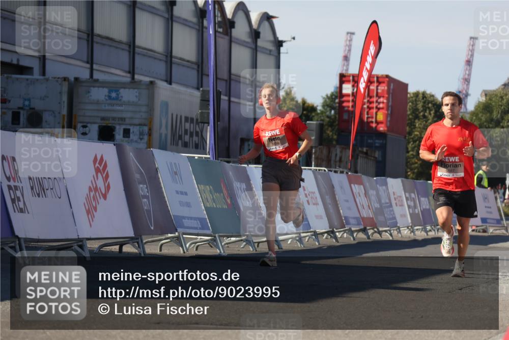 03.10.2025 - Köhlbrandbrückenlauf Luisa Fischer http://msf.ph/oto/9023995 03.10.2025 12:49:39 Ziel 5687, 5688, 6482 meine-sportfotos.de