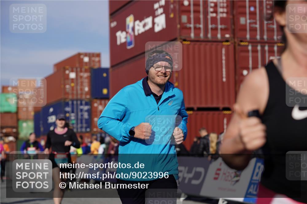 03.10.2025 - Köhlbrandbrückenlauf Michael Burmester http://msf.ph/oto/9023996 03.10.2025 10:26:31 Ziel 1425, 1436, 1744, 1756, 2004, 2005, 2050, 2219, 2551, 2574, 3113, 3787 meine-sportfotos.de
