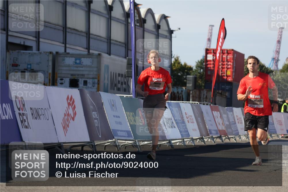 03.10.2025 - Köhlbrandbrückenlauf Luisa Fischer http://msf.ph/oto/9024000 03.10.2025 12:49:39 Ziel 5687, 5688, 6482 meine-sportfotos.de