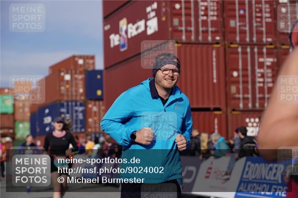 03.10.2025 - Köhlbrandbrückenlauf Michael Burmester http://msf.ph/oto/9024002 03.10.2025 10:26:31 Ziel 1425, 1436, 1744, 1756, 2004, 2005, 2050, 2219, 2551, 2574, 3113, 3787 meine-sportfotos.de